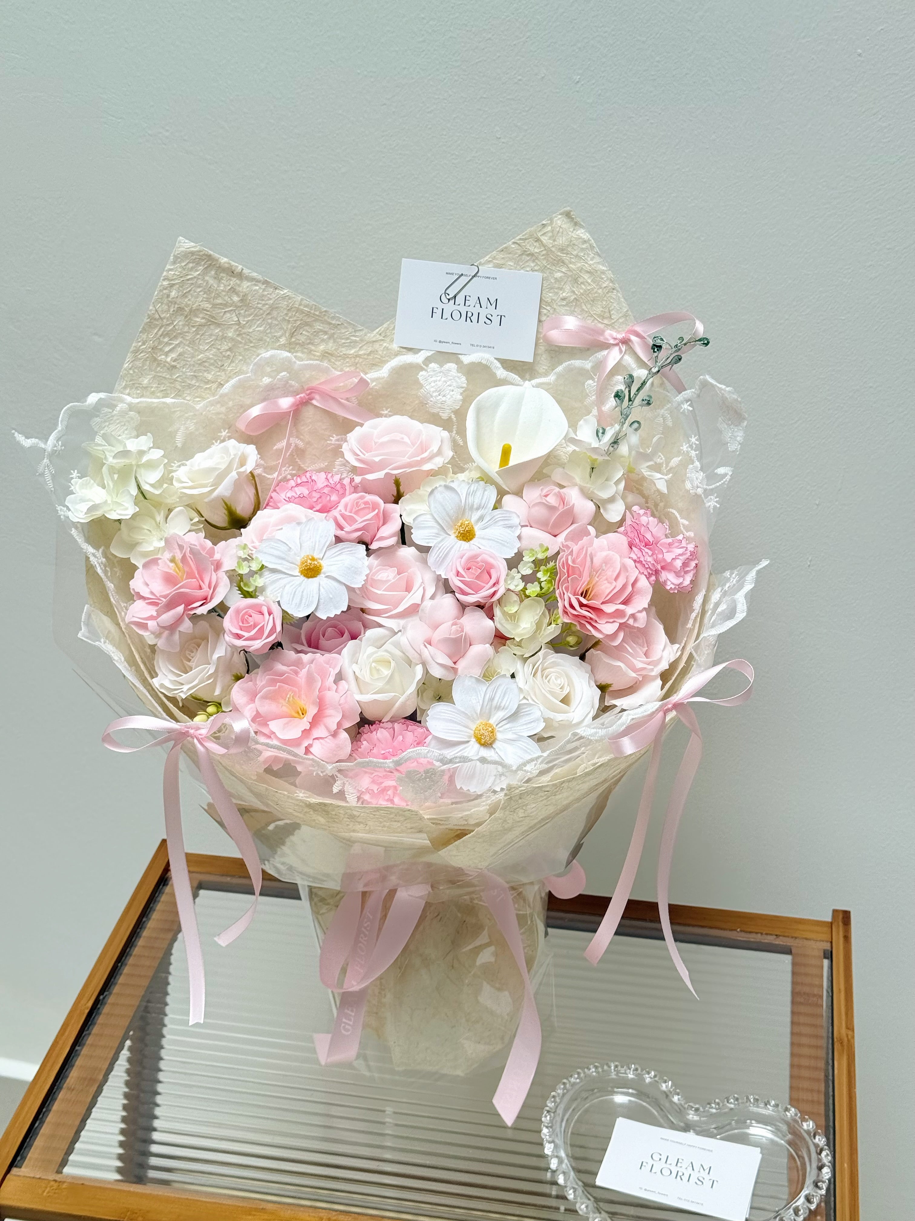 M06 Belle Lacey Mix Bouquet